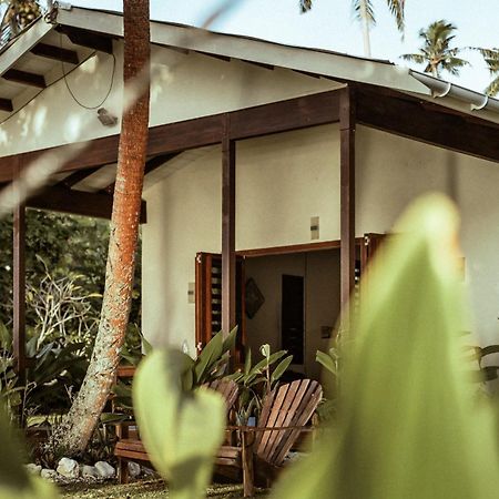 Whispering Palms - Absolute Beachfront Villas Порт-Вила Экстерьер фото