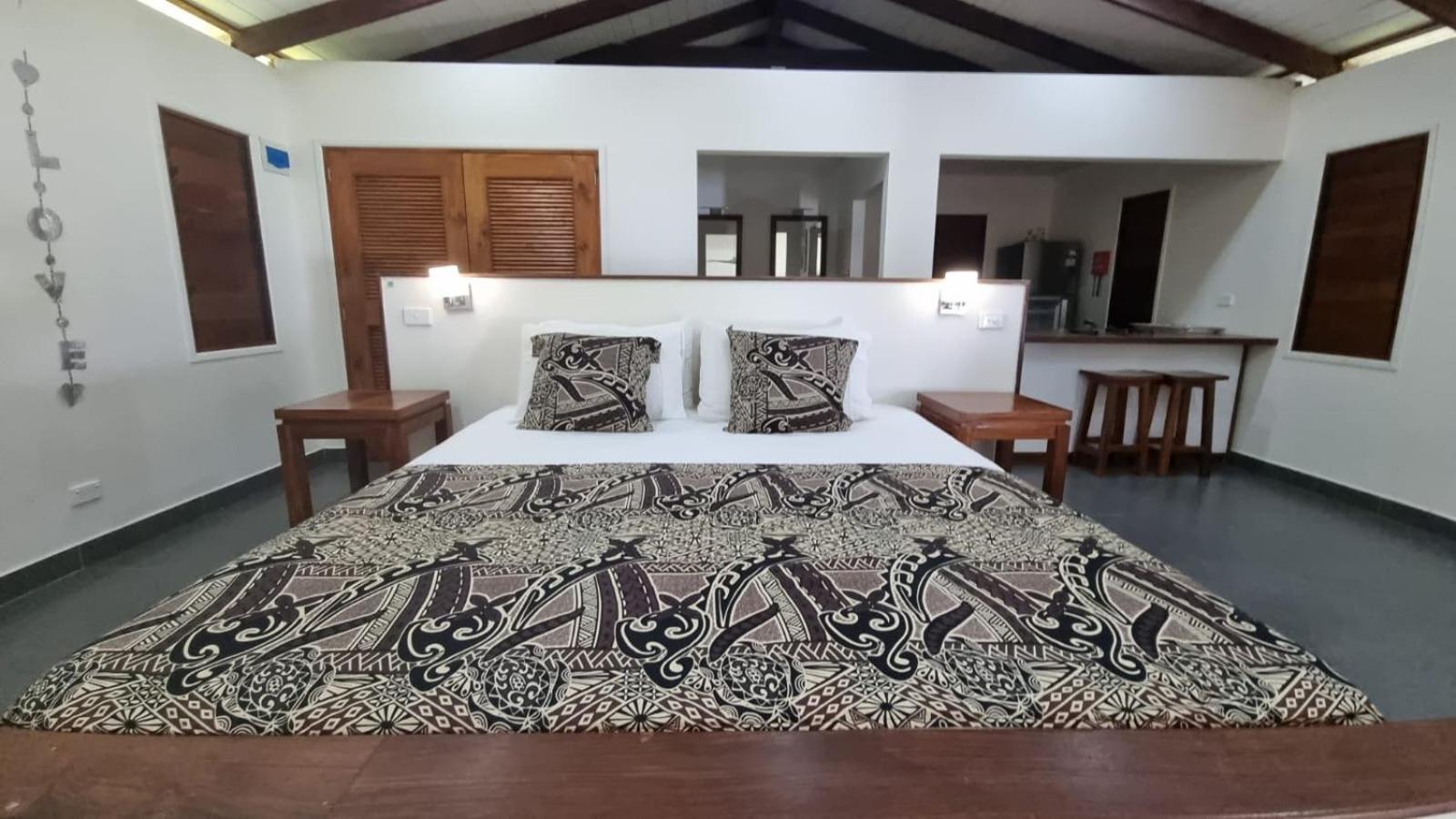 Whispering Palms - Absolute Beachfront Villas Порт-Вила Экстерьер фото